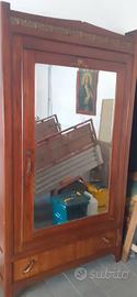 Armadio antico con specchio 