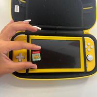 Nintendo switch lite + gioco + custodia