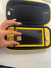 Nintendo switch lite + gioco + custodia