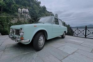 Alfa Romeo Giulia del 1967 Auto Epoca Targa Oro