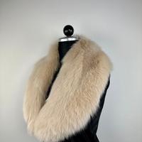 Collo in vera pelliccia di volpe della Groenlandia