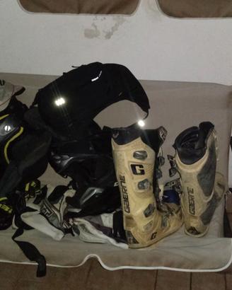 Attrezzatura da enduro completa in blocco