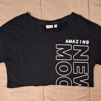 T-shirt nera corta “AMAZING NEW MOOD” – stile crop