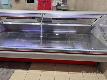 Banco macelleria e frigo verticale
