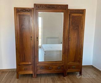 Antico Armadio In Legno Con Specchio E Intaglio