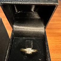 Anello solitario diamante 0,40 in oro bianco