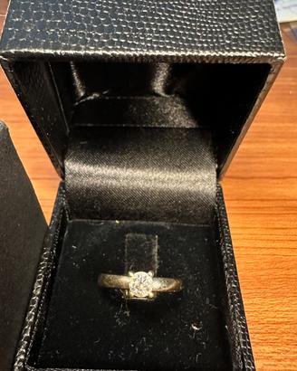 Anello solitario diamante 0,40 in oro bianco