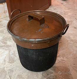 Antiche pentole in rame