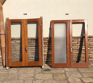 Finestre in legno massello artigianali a due ante