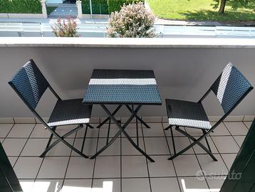 Tavolino e sedie da giardino