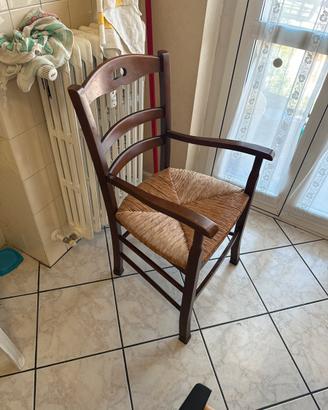 Sedia in legno con braccioli