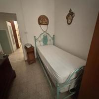 letto in ferro e armadio