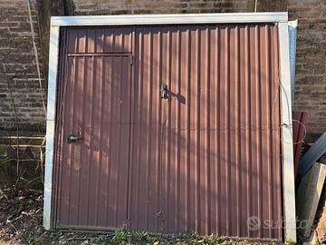 Portone basculante con porta d’ingresso