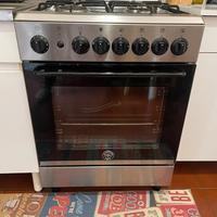 Stufa/cucina con forno e fornelli