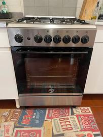 Stufa/cucina con forno e fornelli