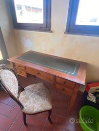 scrivania di legno con inserto in pelle
