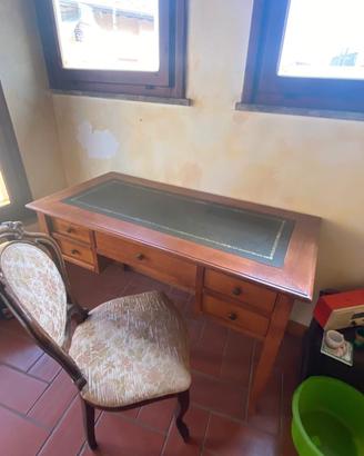 scrivania di legno con inserto in pelle