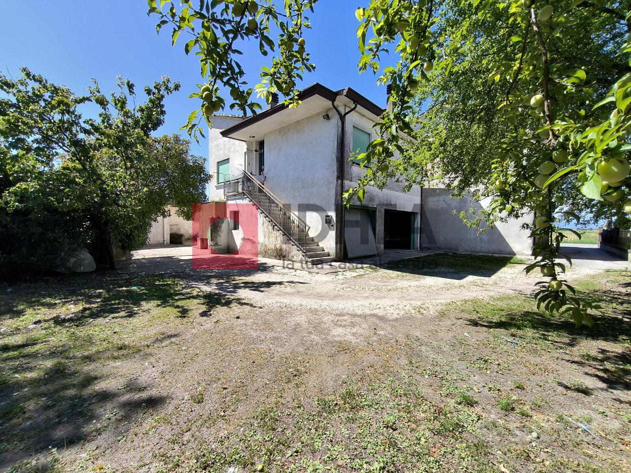 3 APPARTAMENTI- 2 LOCALI COMM.-MAGAZZINI-Rif. FPM1