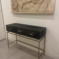 Consolle nera in legno con struttura in metallo