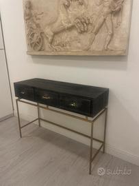 Consolle nera in legno con struttura in metallo