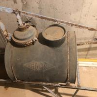 Pompa a carriola da giardino vintage