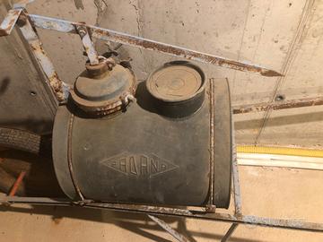 Pompa a carriola da giardino vintage