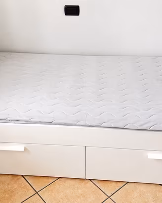 Letto IKEA bianco con 2 cassetti