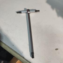 CHIAVE ESAGONALE a T CRV 6 mm con 3 ESTREMITA' 210