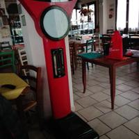 Vecchia bilancia pesa persona