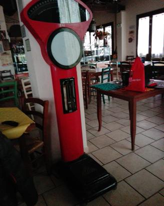 Vecchia bilancia pesa persona