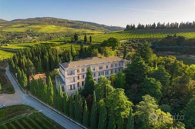 Palazzo / Stabile di 6266 m² con più di 5 locali a