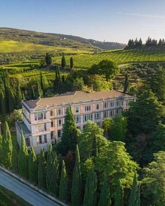 Palazzo / Stabile di 6266 m² con più di 5 locali a