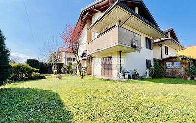 Elegante villa indipendente con giardino, finiture