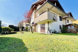 Elegante villa indipendente con giardino, finiture