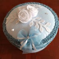 Scatola portaoggetti con rose bianche