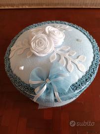 Scatola portaoggetti con rose bianche