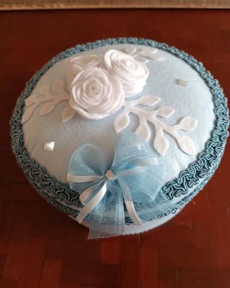 Scatola portaoggetti con rose bianche