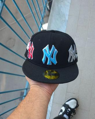 Berretto new era x supreme