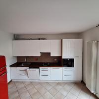 cucina IKEA Abstrakt bianca lucida con top in rove