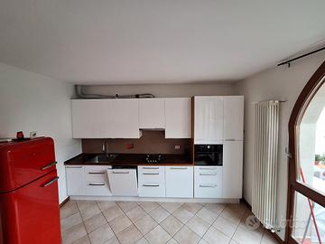 cucina IKEA Abstrakt bianca lucida con top in rove