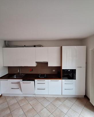 cucina IKEA Abstrakt bianca lucida con top in rove