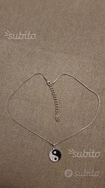 Collana con ciondolo yin e yang con brillantini