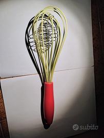 Frusta da cucina rossa e gialla 2 in 1 rompigrumi