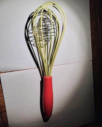 Frusta da cucina rossa e gialla 2 in 1 rompigrumi
