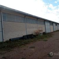 Capannone con ampio piazzale