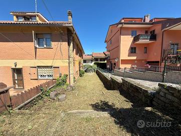 VILLA A SCHIERA A ROCCA PRIORA