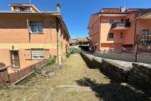 VILLA A SCHIERA A ROCCA PRIORA