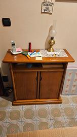 Cassapanca, appendiabiti a parete e mobiletto