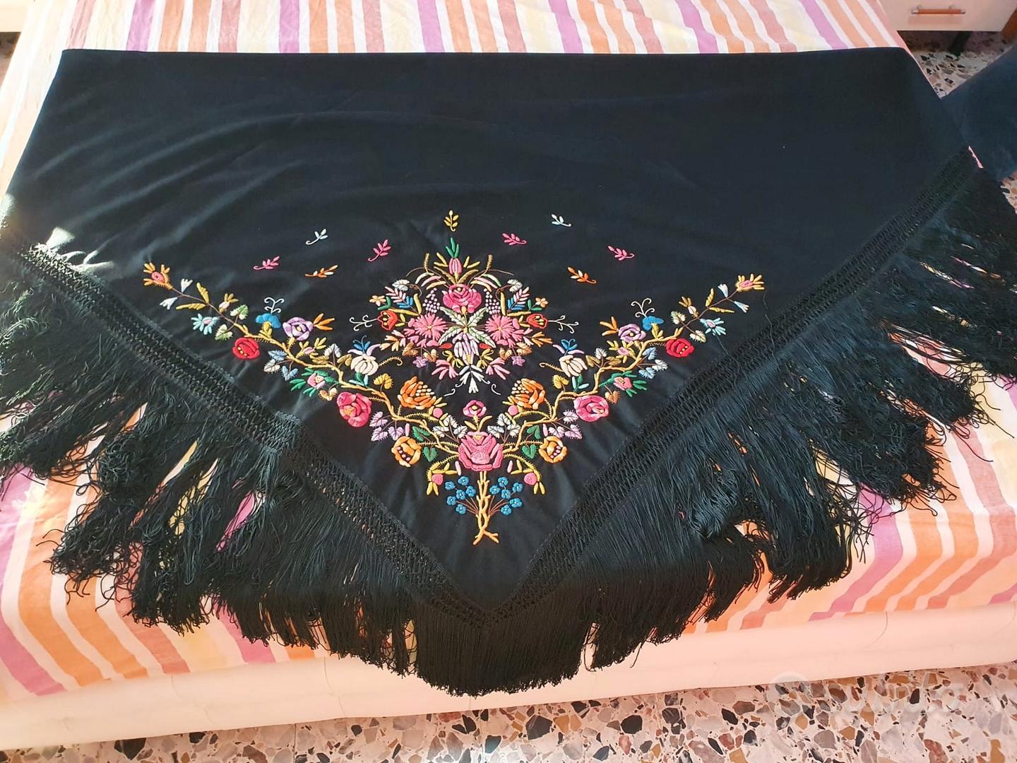 Scialle sardo ricamato a mano Abbigliamento e Accessori In