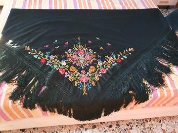 Scialle sardo ricamato a mano